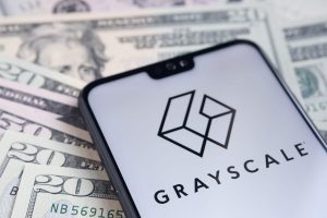 Grayscale تضع نفسها في سباق Bitcoin ETF مع تعيين رئيس Invesco السابق جون هوفمان