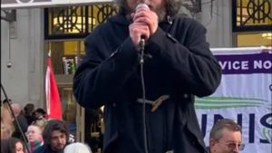 مواطن في مظاهرة داعمة لفلسطين ببريطانيا يوجه رسالة قوية لإسرائيل| شاهد