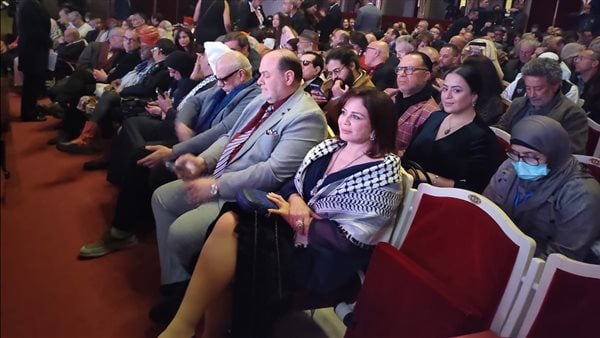 إلهام شاهين بالشال الفلسطيني في إفتتاح أيام قرطاج المسرحية
