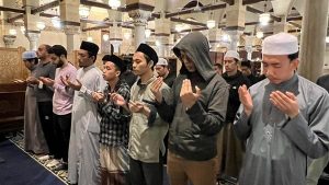 حكم المبالغة في فتح الأرجل أثناء صلاة الجماعة.. دار الإفتاء ترد