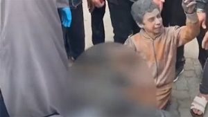 واحد يقبل قدميه والآخر يريد أن يدفن معه.. طفلان فلسطينيان يودعان شقيقهما الصغير