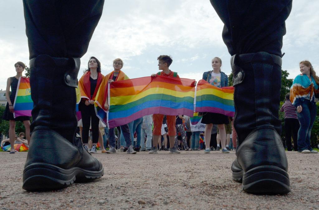 رجال الشرطة الروس يستهدفون المثليين بعد أن أعلنت المحكمة أن حركة LGBTQ “متطرفة”: التداعيات “ليست أقل من كارثية”
