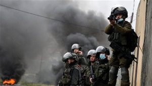 الهلال الأحمر: إصابة 11 فلسطينيًّا خلال اقتحام قوات الاحتلال كفر عقب