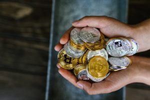 سعر البيتكوين يتجاوز 42000 دولار، بزيادة 6.6٪ خلال 24 ساعة
