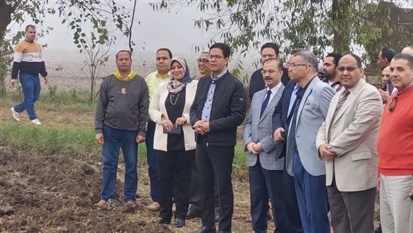رئيس جامعة بنها يشهد بدء موسم زراعة القمح في أراضي كلية الزراعة
