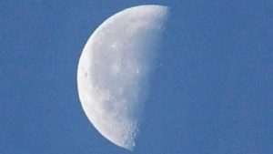 الليلة .. القمر يظهر بنصف إضاءة فرصة لعشاق التصوير
