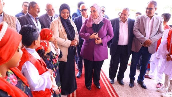 وزيرة التضامن تتفقد أروقة “البيت النوبي” للحرف اليدوية والتراثية بمحافظة الأقصر