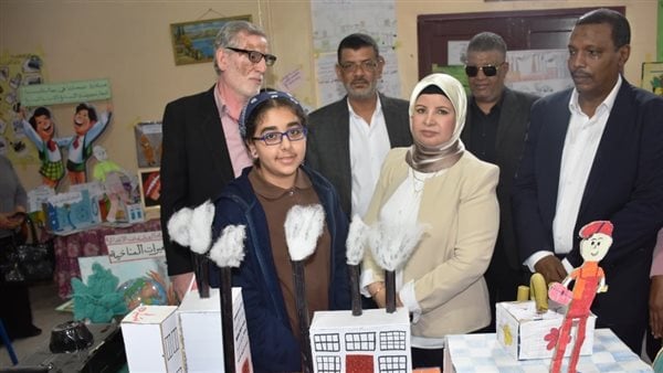 السكرتير العام بأسوان تتفقد المعرض البيئي لمبادرة “صحتنا في بيئتنا” بإدفو