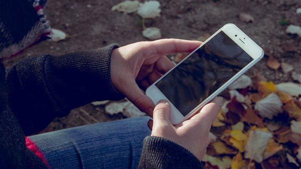 على عكس المعروف .. دراسة: استخدام الهاتف الذكي يفيد الصحة العقلية
