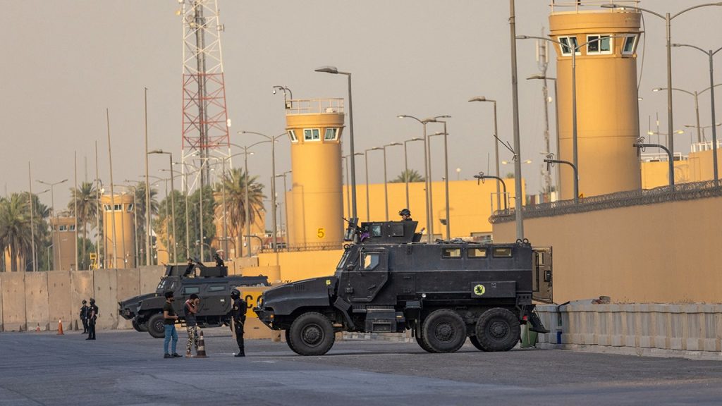 تعرضت السفارة الأمريكية في بغداد لأكثر من عشرة صواريخ في هجوم في الصباح الباكر