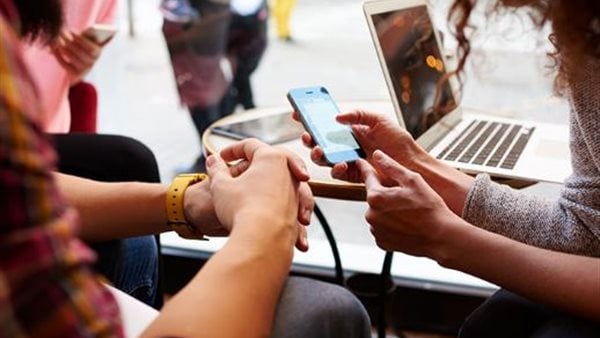 احذفها فورًا.. تطبيقات تدمر بطارية آيفونك