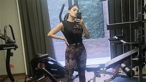 شاهد.. رشاقة ومرونة مي عمر داخل صالة الجيم