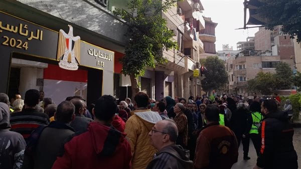 إقبال كثيف على مدرسة الاتحاد القومي بشبرا للمشاركة في انتخابات الرئاسة.. صور