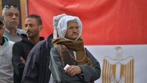 في حب الديمقراطية رغم السن.. قصص المسنين على أبواب انتخابات رئاسة الجمهورية