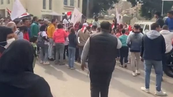 احتفالات بـ الدرجات النارية أمام مدرسة القومية بـ العجوزة.. فيديو