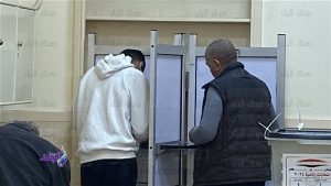 الناخبون يتوافدون على مدرسة الداليسال مع بداية الفترة الثانية