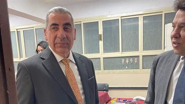 رئيس مصلحة الضرائب يدلي بصوته الانتخابي بمدرسة القرية السياحية في أكتوبر |صور