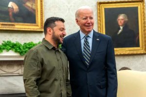 دعا بايدن زيلينسكي إلى البيت الأبيض لإظهار التضامن مع استمرار الصدام مع الجمهوريين بشأن المساعدات