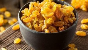 من عمر 9 شهور.. فوائد خارقة لتناول الزبيب للأطفال
