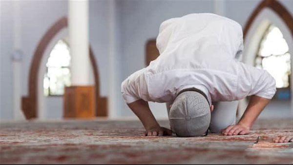أنام عن صلاة الفجر فهل يصح تأديتها بعد شروق الشمس؟ وهل علي إثم؟