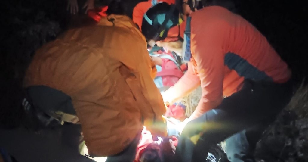 إنقاذ مسافر بعد أن حوصر تحت صخرة تزن 10000 رطل لمدة 7 ساعات في جبال كاليفورنيا