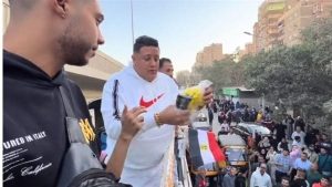 بيرمي فلوس وموبايلات لجمهوره.. مقطع فيديو لـ حمو بيكا في أرض اللواء