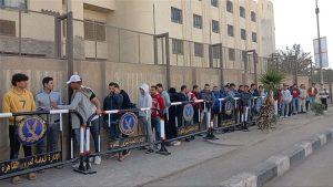 المرأة والشباب يصطفون أمام مدرسة الملك فهد بمدينة نصر للمشاركة بالانتخابات الرئاسية.. صور