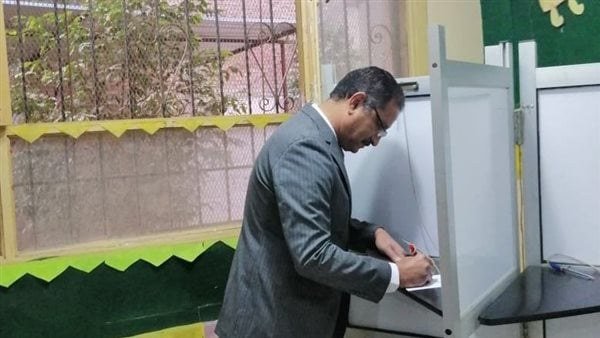 وكيل تعليم الجيزة يدلى بصوته في الانتخابات الرئاسية بالهرم.. شاهد