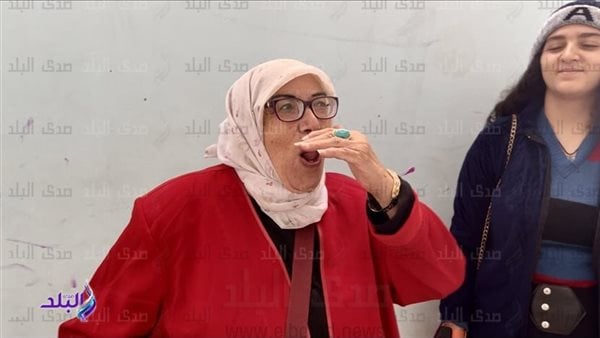 بالزغاريد.. مسنة تدعم السيسي بالانتخابات الرئاسية| فيديو