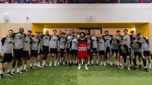 لاعبو ليفربول يحتفلون مع محمد صلاح بـ الهدف رقم 200