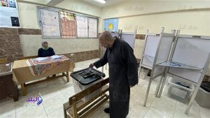 شاهد.. كبار السن يدلون بأصواتهم داخل مدرسة المحمدية بالدرب الأحمر