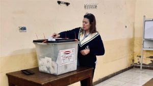 بالصور.. الإعلامية شريهان أبو الحسن تدلى بصوتها في الانتخابات الرئاسية