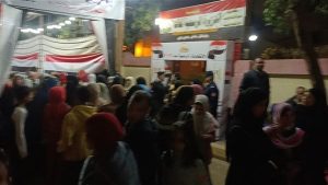 قبل الغلق بساعتين.. ازدحام كبير للناخبين أمام اللجان الانتخابية في مدينة العياط|شاهد