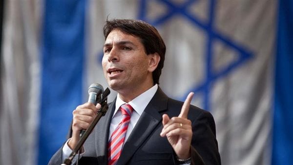 إسرائيل تعلق على قيام نائب بولندي بإطفاء شموع عيد “حانوكا” في وارسو