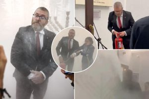 نائب يميني متطرف يستخدم طفاية حريق لإطفاء شموع الحانوكا في البرلمان البولندي