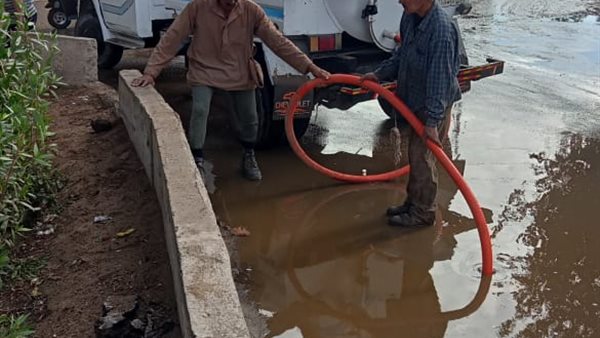 سحب مياه الأمطار من شوارع المنوفية.. صور