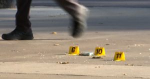 قال ممثلو الادعاء إن رجلاً من ميشيغان اتُهم بعد أن أطلق طفل النار على نفسه بمسدسه