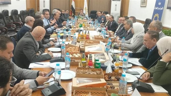 لجنة الضرائب بالصناعات تناقش التشوهات الجمركية مع مسؤولي وزارة التجارة