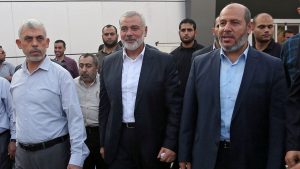 إسرائيل تضع مكافأة قدرها 400 ألف دولار لمن يأتي برأس زعيم حماس، وتسقط منشورات في غزة