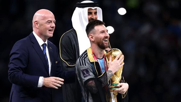 رقم قياسي.. بيع 6 قمصان لـ ميسي ارتداها في كأس العالم بقطر
