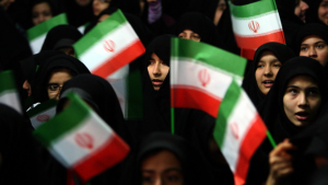 سمح لمشجعات كرة القدم في إيران بدخول ملعب طهران لمشاهدة مباراة للرجال. رئيس الفيفا يشيد بالتقدم