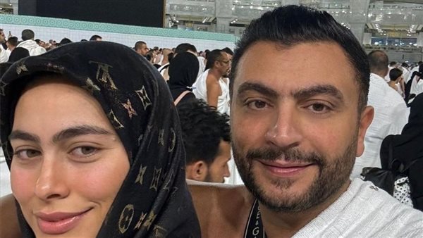 هاجر أحمد وزوجها يؤديان مناسك العمرة