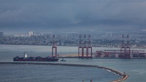 صاروخ باليستي أطلق من اليمن يضرب سفينة شحن في البحر الأحمر، مما أدى إلى اشتعال النيران فيها