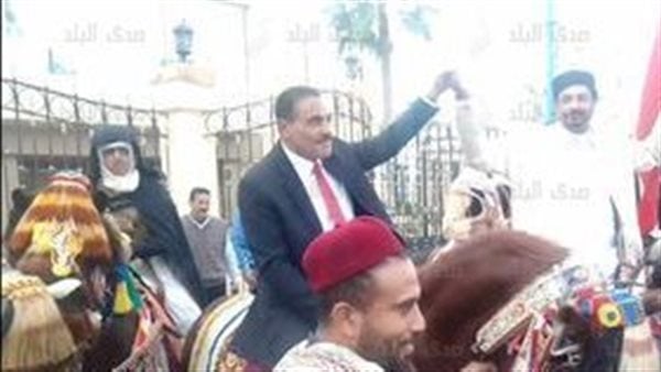 محافظ مطروح يركب الخيل مشاركا فرسان ذكرى معركة وادي ماجد| فيديو