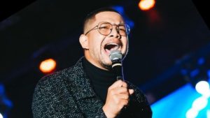 توفي مغني الإنجيل البرازيلي بيدرو هنريكي، 30 عامًا، على خشبة المسرح إثر نوبة قلبية حادة