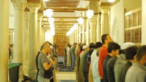 آراء الفقهاء في سرية أو جهرية الصلاة.. دار الإفتاء ترد