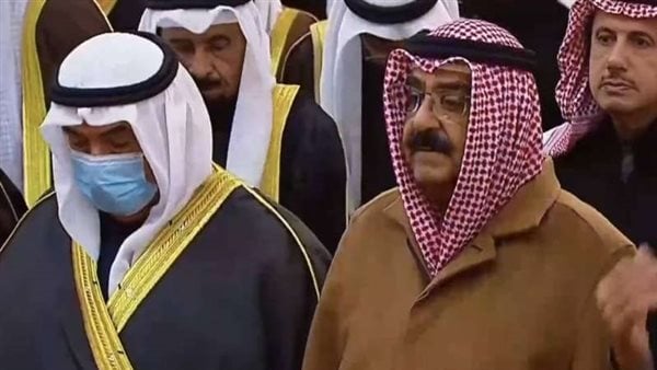 أمير الكويت يذرف الدموع بعد رحيل أخيه الشيخ نواف الأحمد| فيديو