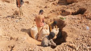أدى سعي بايدن الإداري للطاقة الخضراء إلى اتهامات بعمالة الأطفال القسرية في استخراج معادن بطاريات السيارات الكهربائية