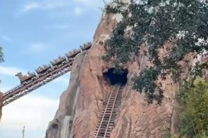 يتعثر ضيوف عالم ديزني على منحدر السفينة الدوارة Expedition Everest لمدة 30 دقيقة
