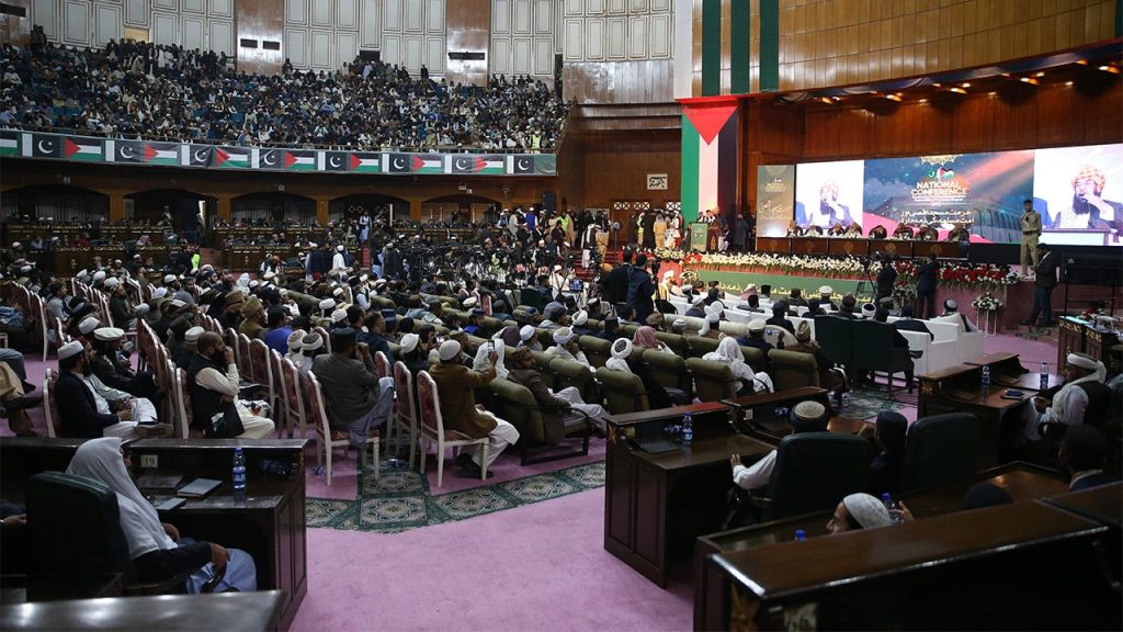 ويقول المؤتمر الاسلامي الذي يضم زعماء حماس ان الحرب ستنتهي اذا هددت باكستان المسلحة نوويا اسرائيل